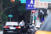 吉安台当局这个单位的公车，给了狗了