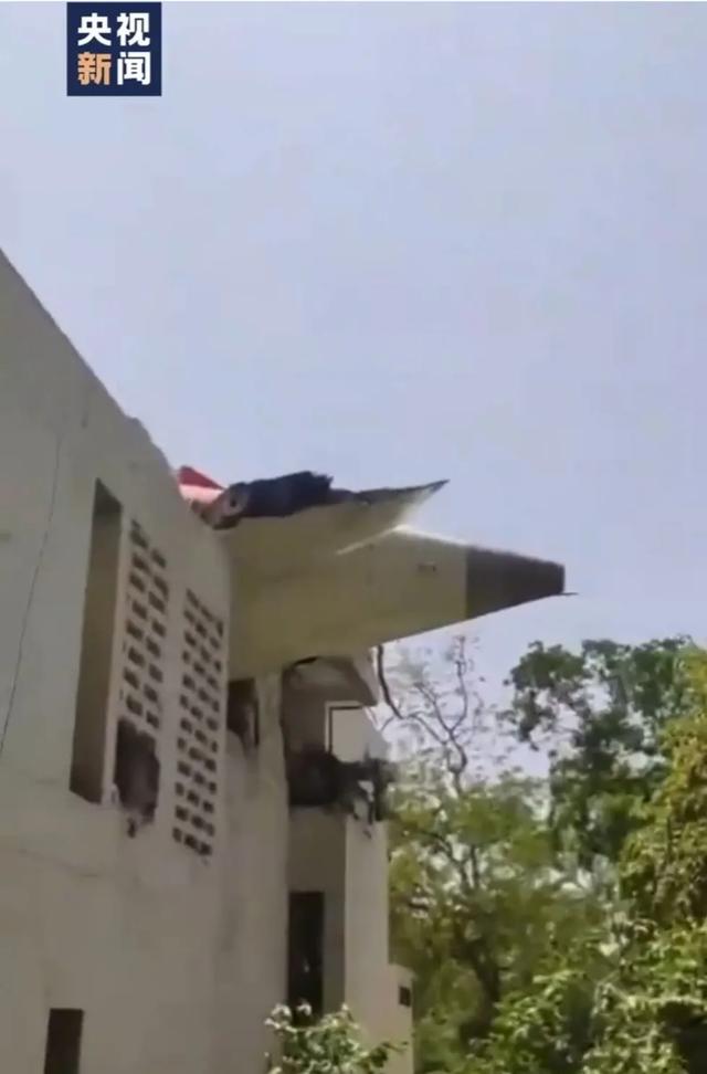 印度一波音787客机坠毁机上242人、地面5名学生遇难！我驻印度使馆：机上无中国(🌽)籍乘客